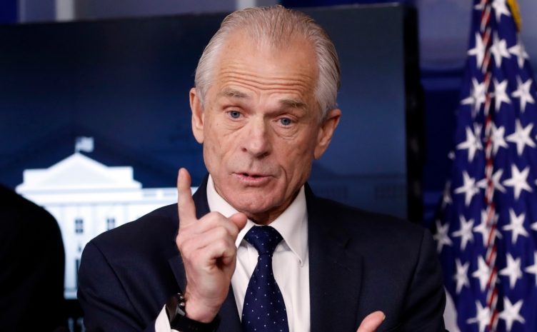 В распространении COVID-19 через туристов обвинил Китай советник Трампа