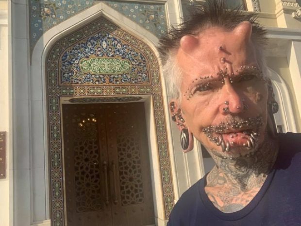 Самый пирсингованный в мире человек посетил Баку