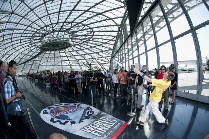 Чемпионат по бумажным самолетикам Red Bull Paper Wings