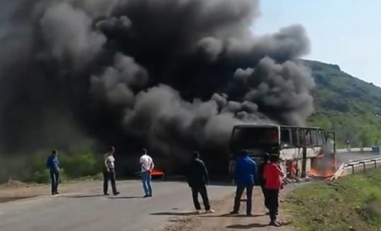 Пассажирский автобус сгорел дотла в Алматинской области (ВИДЕО)