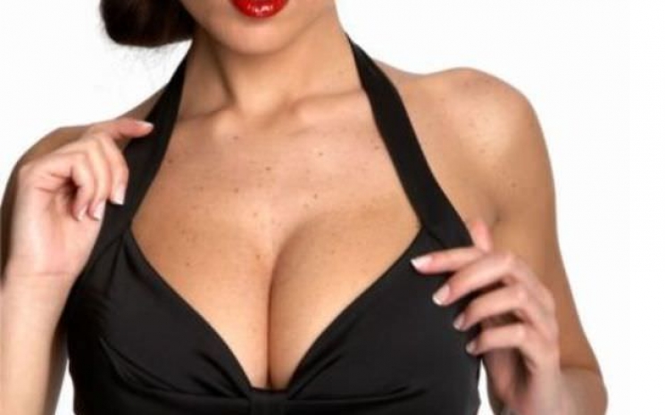 Румынская ведущая метеопрогноза показала грудь в эфире (ВИДЕО)