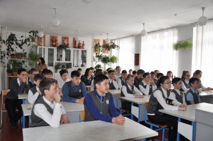 Более двух тысяч школьников в шести школах учатся в три смены в Мангистау