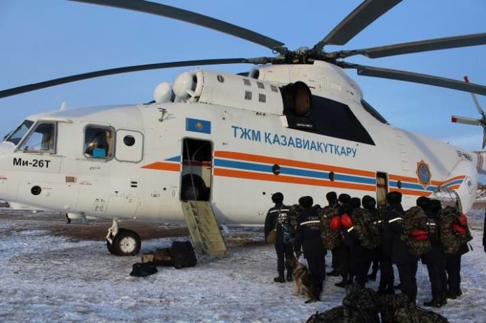 Пилоты МЧС спасли из снежного плена 4 человека на юге Казахстана