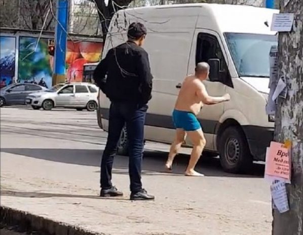 Мужчина в одних трусах нападал на автомобили в Алматы