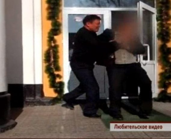 В Алматы школьный охранник обещает оторвать детям руки и ноги