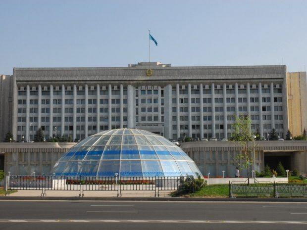 Байбек встретился с послом Великобритании в РК Гиффордом