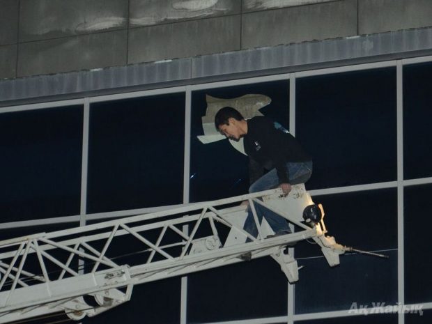 В Атырау пьяный «альпинист» взобрался на 4-й этаж. Фото