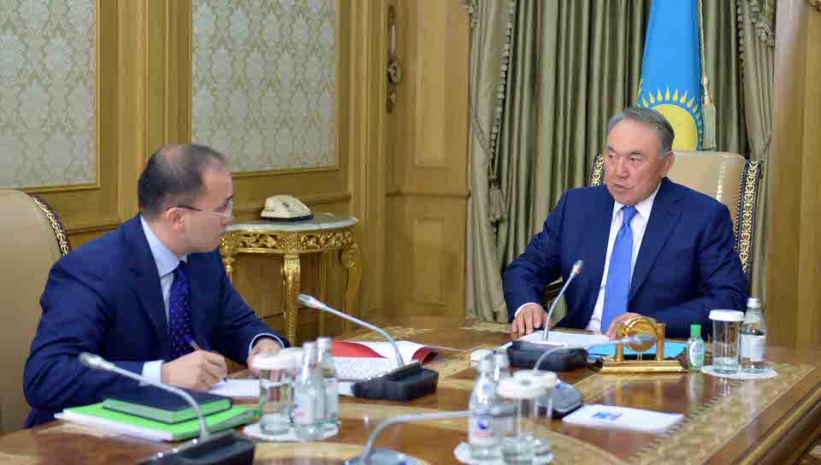 Нурсултан Назарбаев встретился с министром информации и коммуникаций
