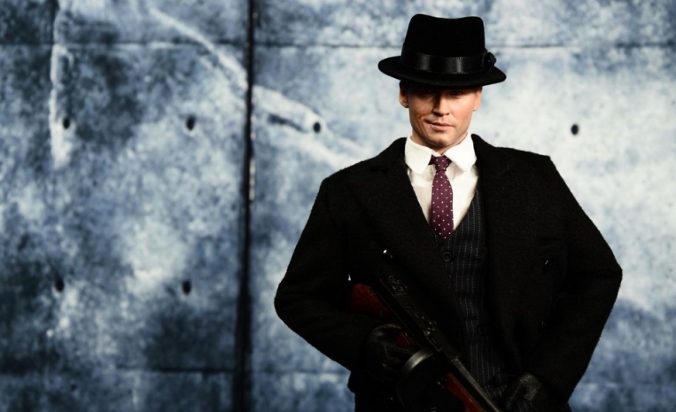 Сотрудник управления образования ВКО забыл про «гангстерское» фото