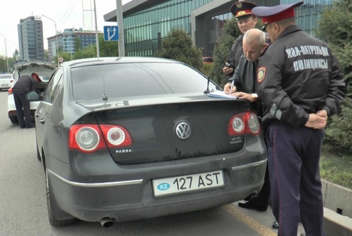 «Крутой» номер серии AST на алматинском авто оказался поддельным