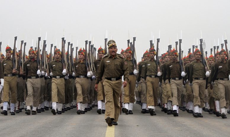 Набирает популярность противовирусный танец полицейских из Индии