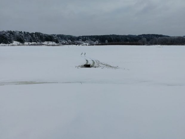 Автомобиль провалился под лед вместе с рыбаками в ВКО