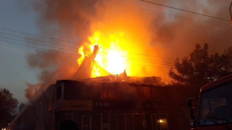 Названа предварительная причина пожара в торговом комплексе Алматы