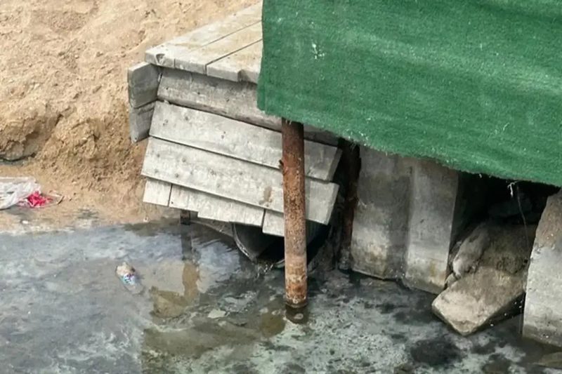 Жители Актау пожаловались на слив неизвестной жидкости в Каспий
