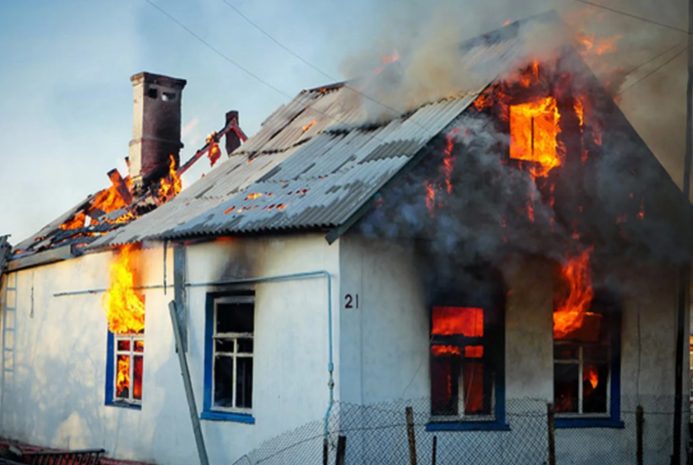 ШҚО-да дене шынықтыру пәнінің мұғалімі балаларды өртеніп жатқан үйден құтқарды