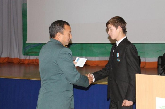 В Уральске подростку, спасшему двух сверстниц, вручили нагрудный знак «Төтенше жағдайлардағы ерлiгi үшiн»