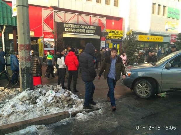 В Алматы из торгового центра эвакуировано 50 человек