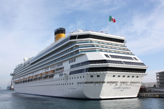 Российских туристов не выпустили с круизного лайнера во Франции