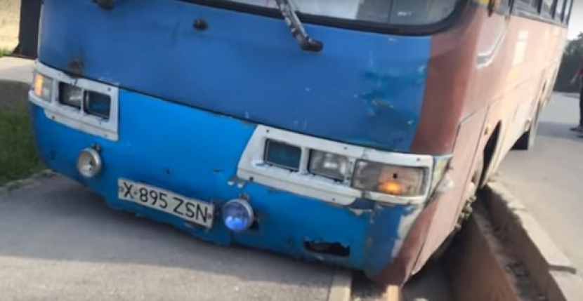 В Шымкенте автобус с пассажирами заехал в арык (ВИДЕО)