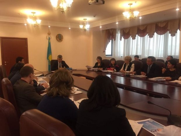 Глава Минздрава РК призвал ограничить бесконтрольное применение лекарств