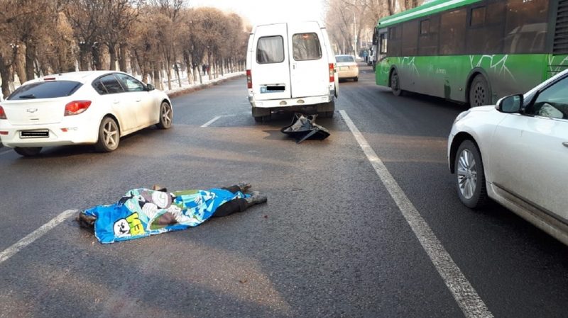 Пожилая женщина попала под фуру в Алматы