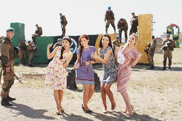 Казахстанские актрисы поздравили солдат с праздникомЭксклюзив