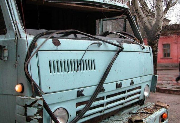 Труба упала на «КамАЗ». Водитель погиб