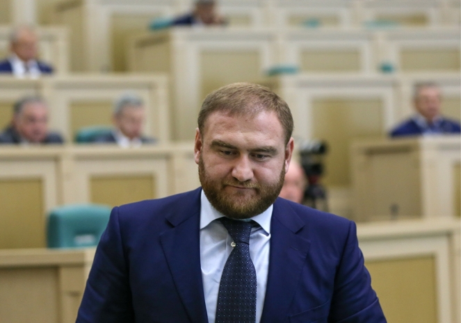 Российского сенатора арестовали во время заседания Совета Федерации