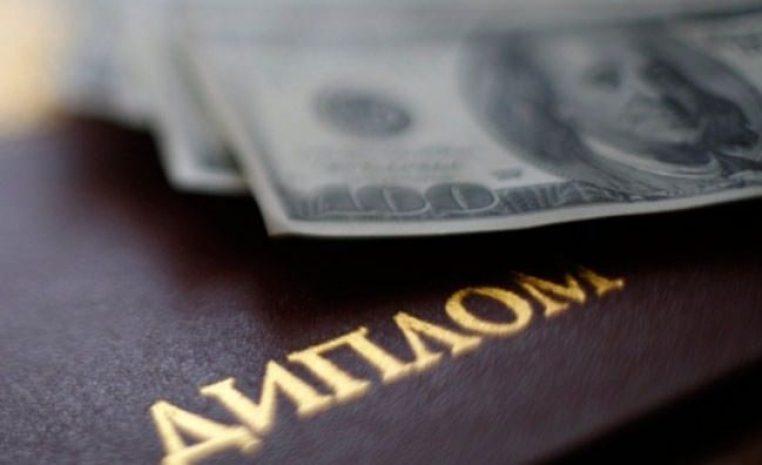 В Алматы выдавали дипломы, не отходя от остановки