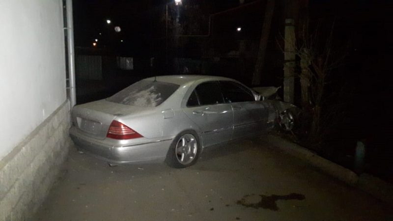 Скрывавшаяся от полиции пьяная девушка-водитель врезалась в столб в Алматы