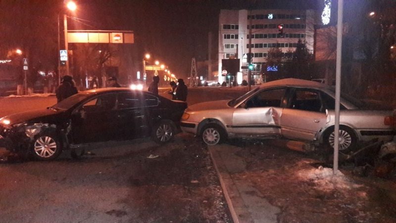 Четыре человека и один светофор пострадали при ДТП в Алматы