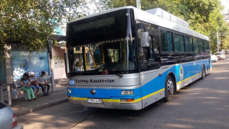 Четыре человека пострадали при резком торможении автобуса в Алматы