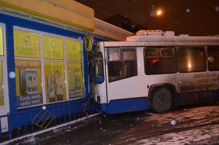 Троллейбус с пассажирами въехал в торговый бутик в СКО. Фото