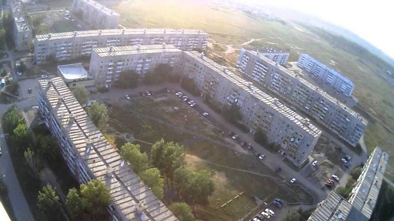 В Павлодаре девушка выпала из окна, разговаривая по телефону