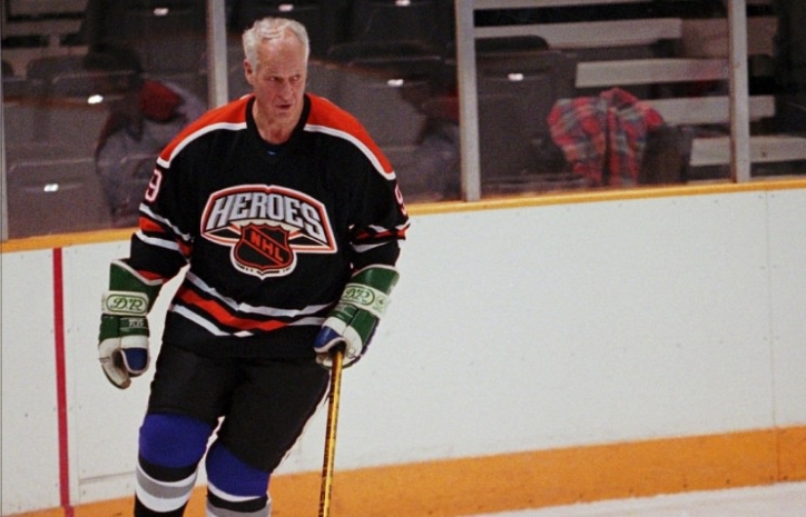 Хоккеист Горди Хоу начал самостоятельно ходить после инсульта