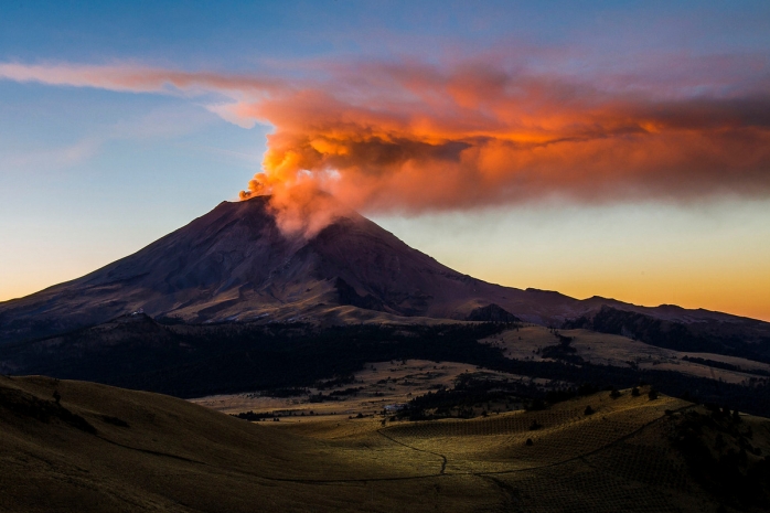 Странный объект попал на видео над вулканом в Мексике