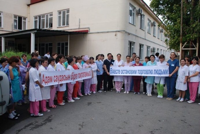 Шымкентские акушерки против торговли людьми