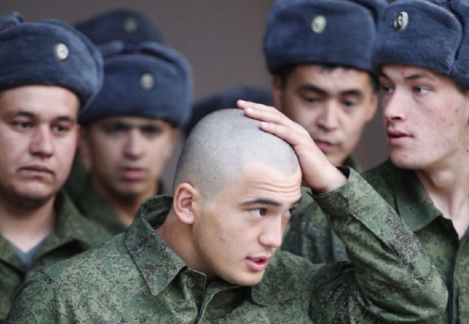 Прилетевших на каникулы студентов забирают в армию в Туркменистане