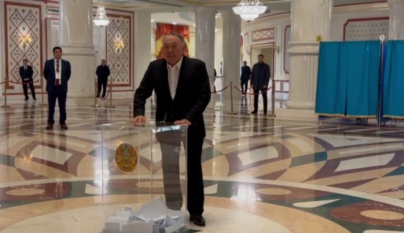 Назарбаев проголосовал на референдуме