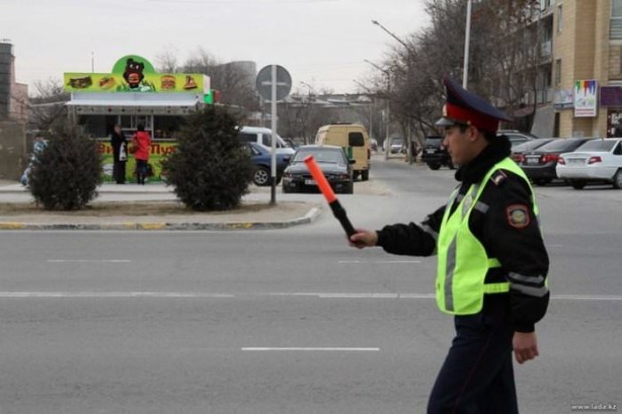 Сколько водитель должен ждать инспектора полиции