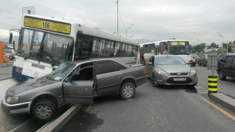 В Алматы торопливый водитель Audi подрезал автобус (ФОТО)