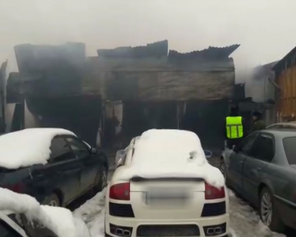 В Алматы при пожаре на СТО сгорели два автомобиля. ФОТО
