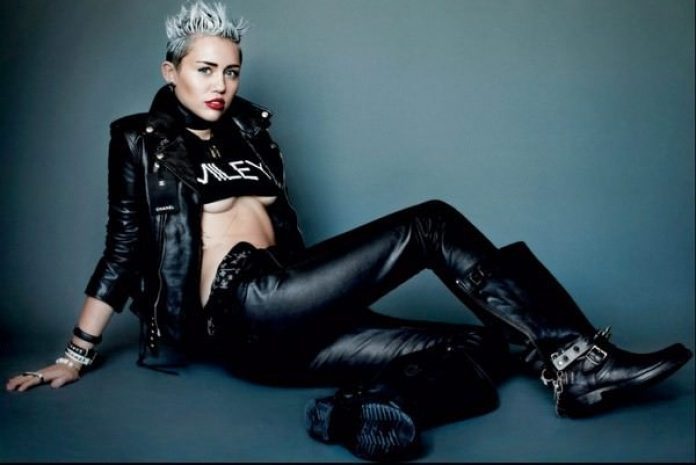 Майли Сайрус показала фото топлес из пустыни