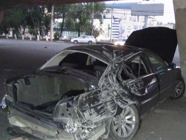 BMW ударилась о два столба и врезалась в опору моста в Алматы