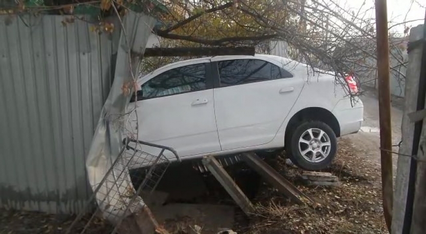 Машина врезалась в забор и чуть не въехала в жилой дом (ФОТО)