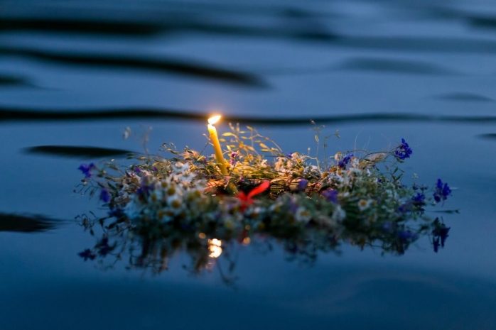 Народные приметы: время гадать на венках