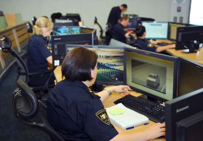 Милиционер пытался сломать передвижную камеру неподалеку от Бишкека