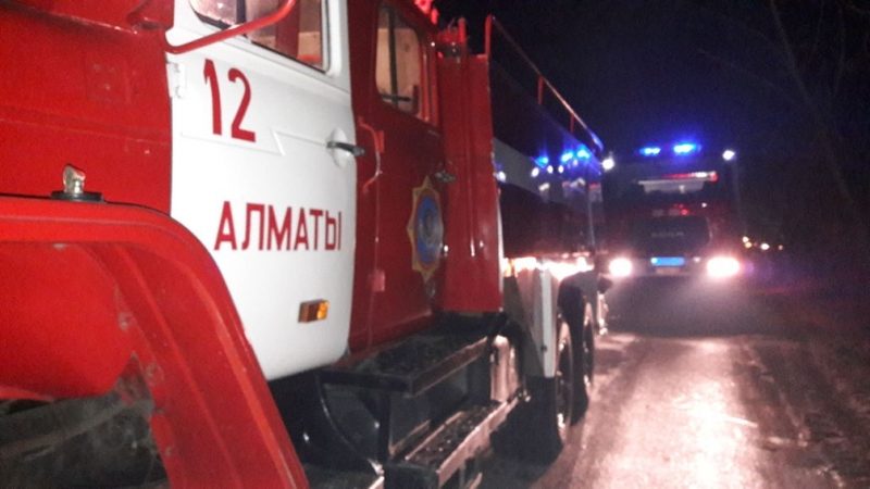 В Алматы загорелась кровля гостиницы