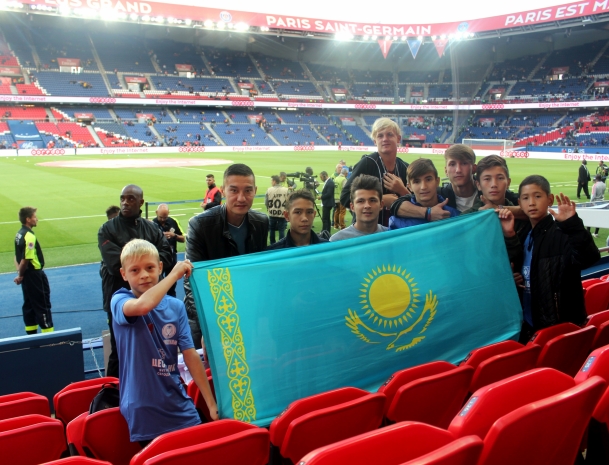 Воспитанники детского дома из Семея посетили матч «Пари-Сен-Жермен»