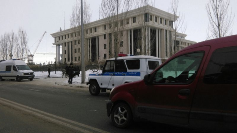 В Астане у здания Минобороны военнослужащий подорвал себя в авто